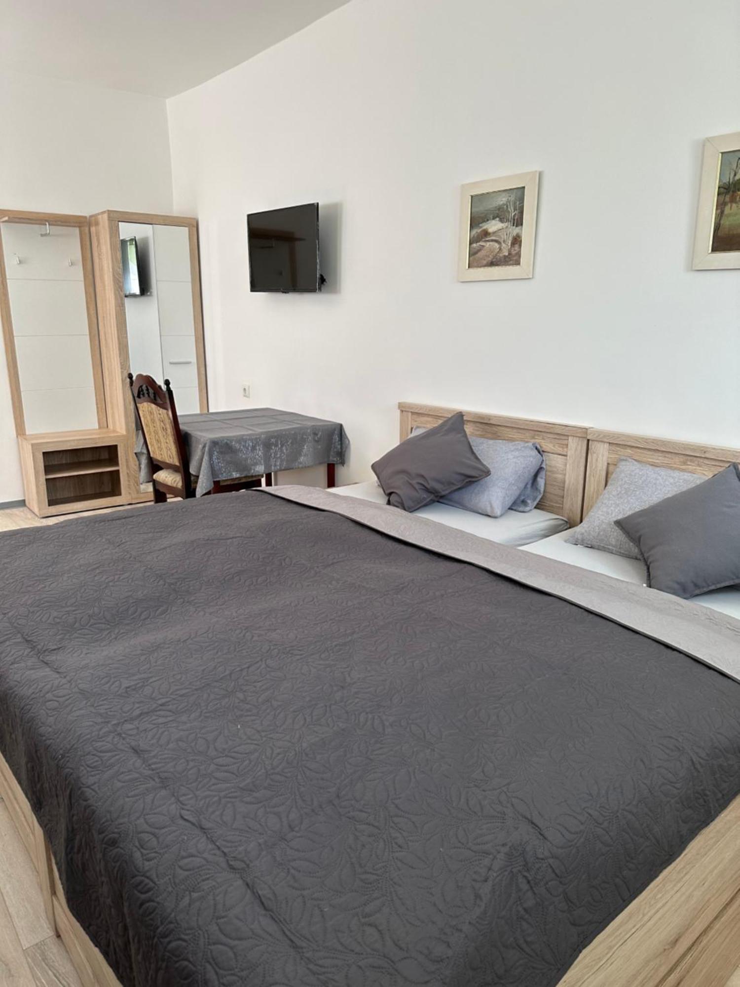 Ein Zimmer Wohnung Am Markt Oelsnitz  Buitenkant foto
